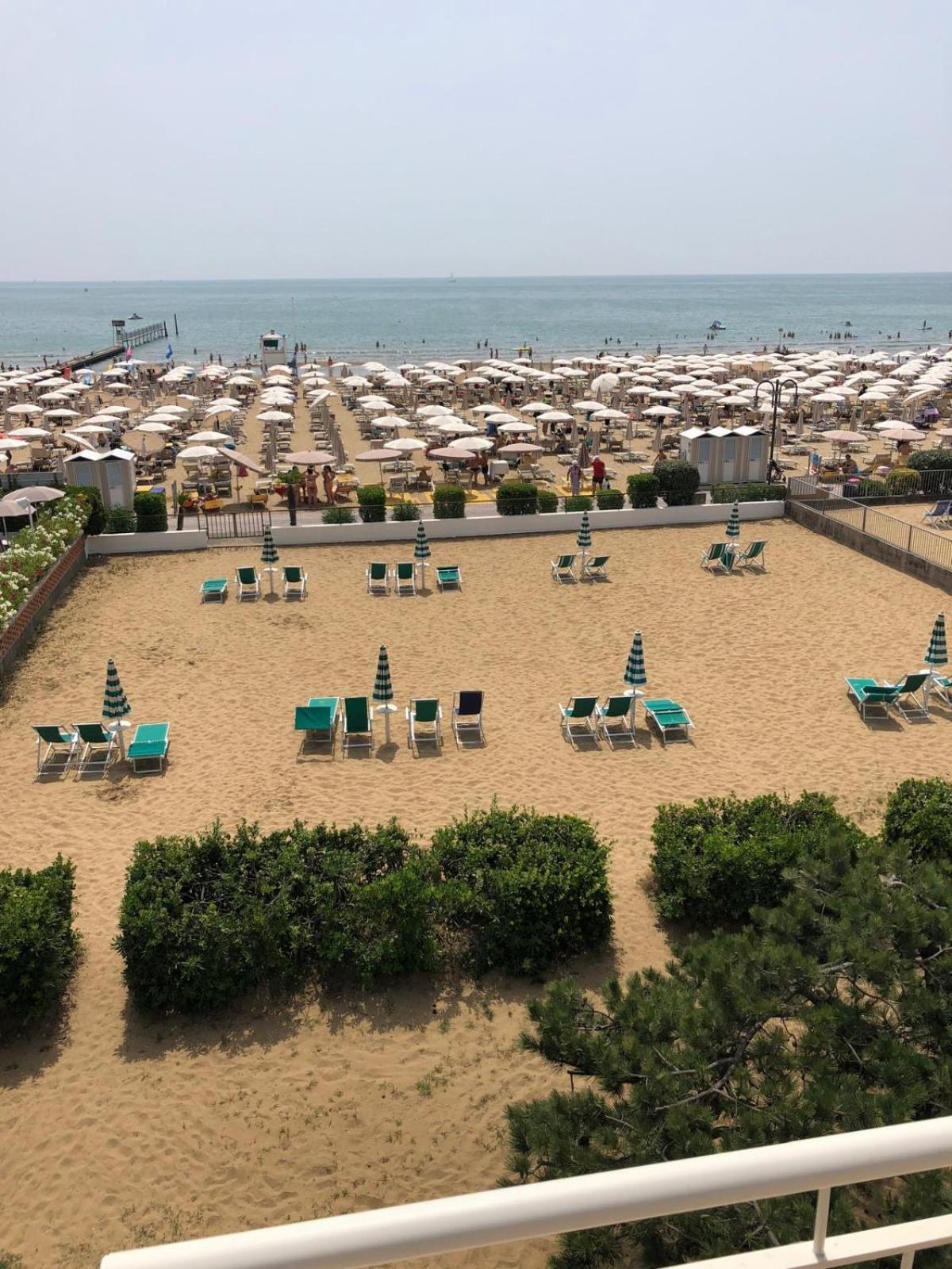App4Rent Villa Zanetti - Appartamenti Con Spiaggia Privata Frontemare Lido di Jesolo Exterior photo